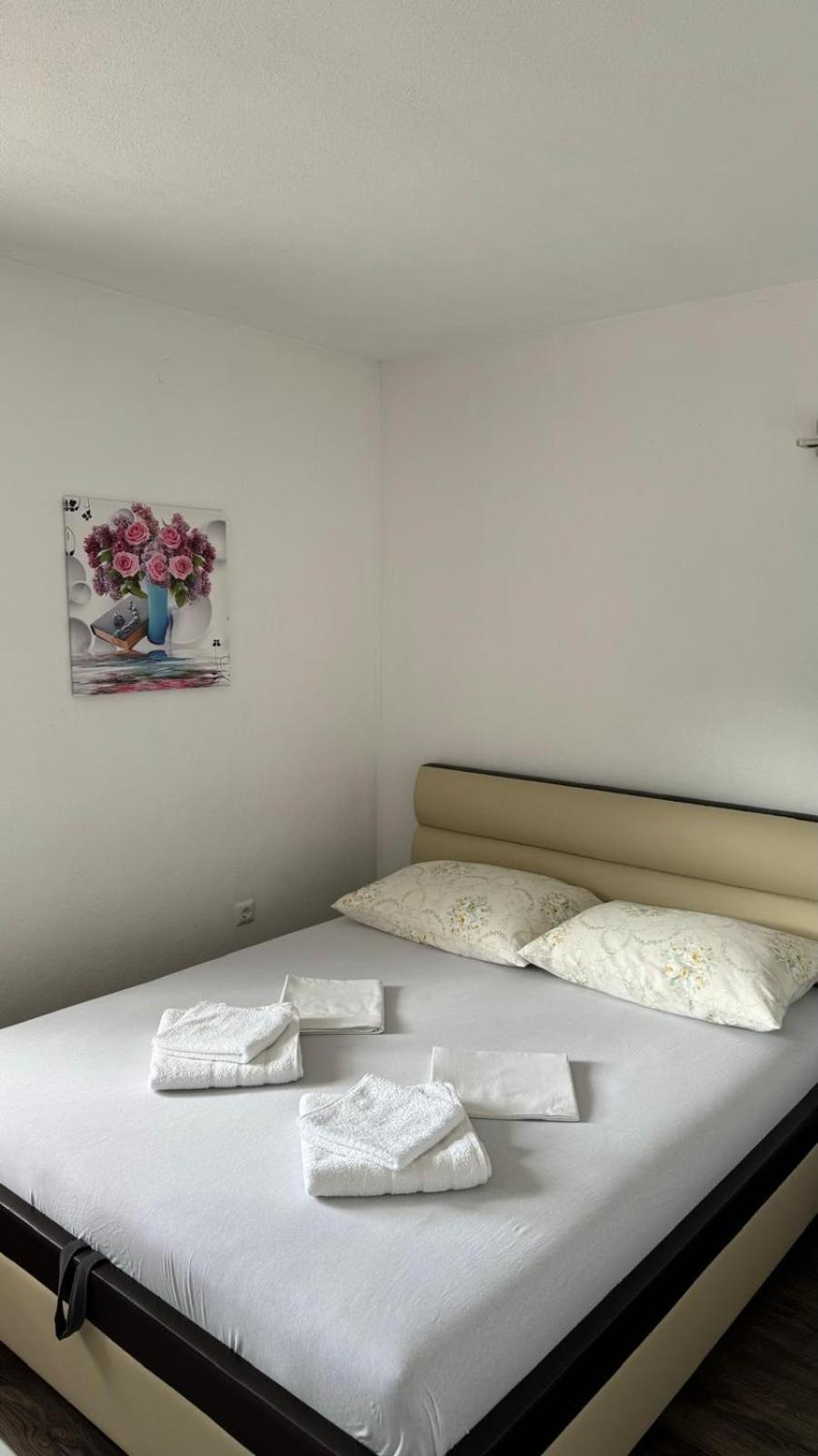 Apartamento Apartman Malekin Prozor Exterior foto
