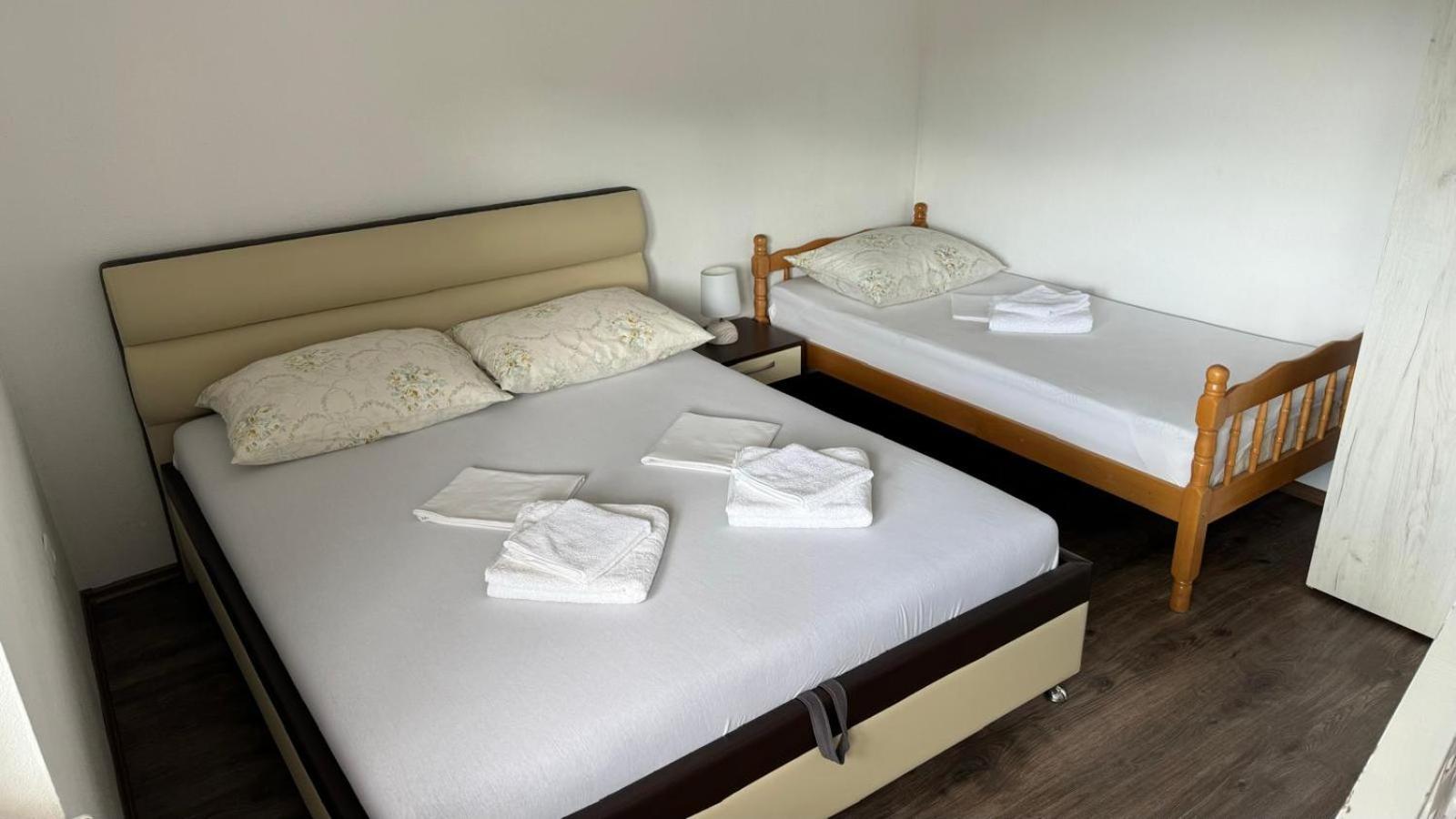 Apartamento Apartman Malekin Prozor Exterior foto