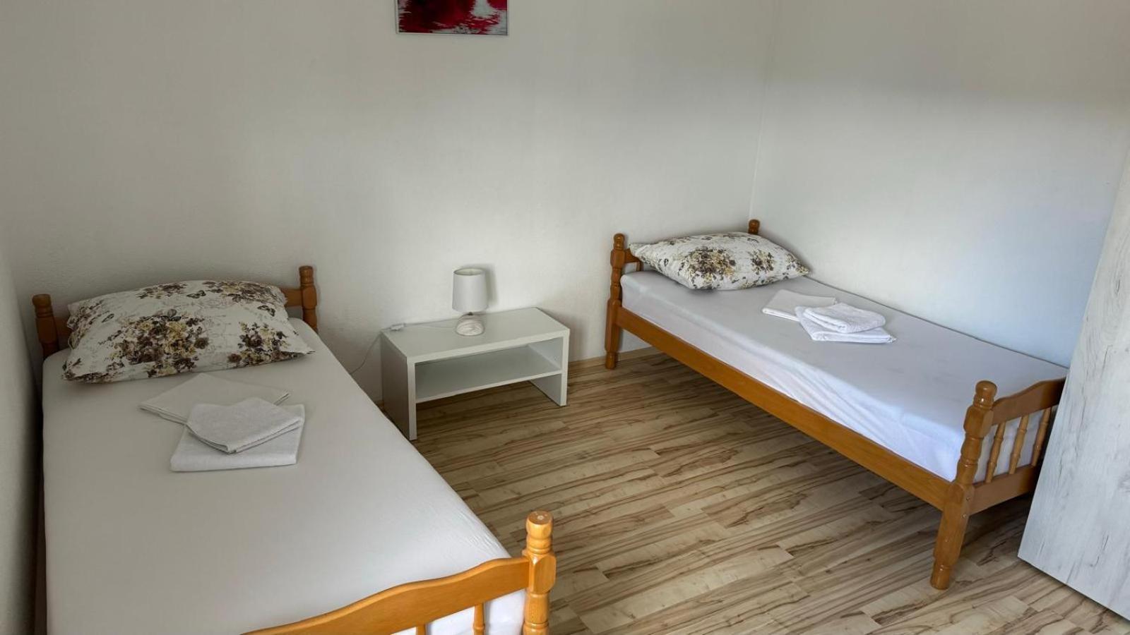 Apartamento Apartman Malekin Prozor Exterior foto