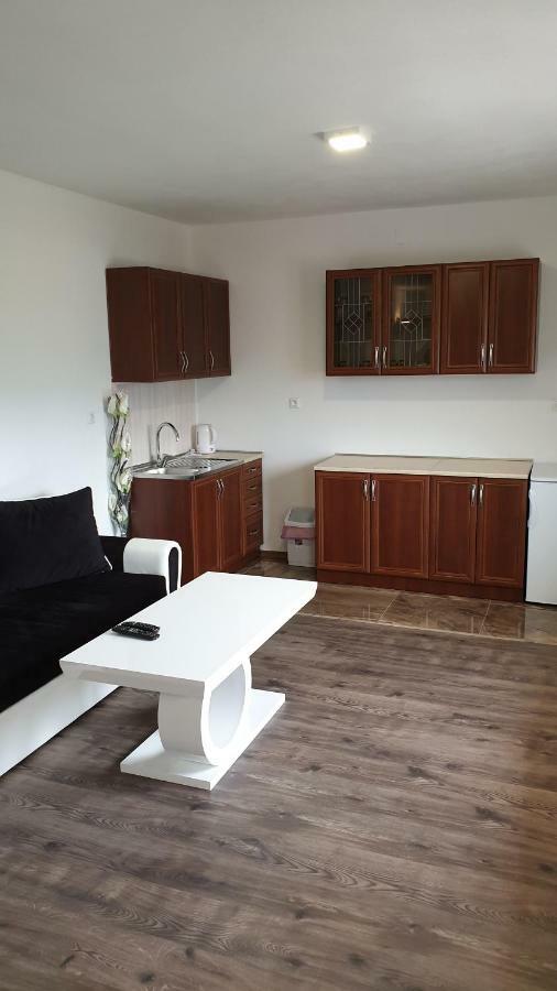 Apartamento Apartman Malekin Prozor Exterior foto